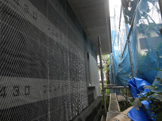 既存モルタル壁を撤去し、モルタル塗。下地を構造用合板に替えアスファルトフエルト430使用